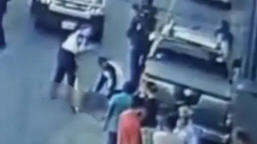 Imágenes compartidas por autoridades de tránsito mostararon a los bomberos atendiendo a un herido. ,Captura de pantalla. 