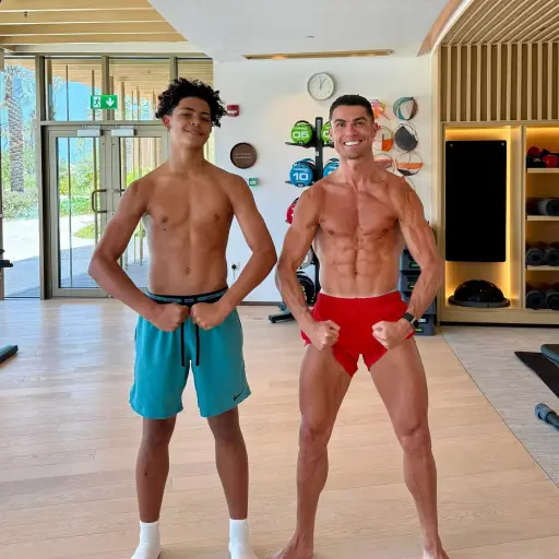 Cristiano Ronaldo junto a su hijo mayor en una sesión de entreno - instagram @cristiano