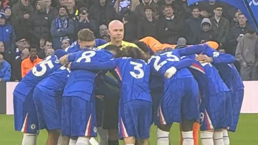 El curioso momento que dejó al árbitro en medio de la arenga del Chelsea - Lloyd Canfield