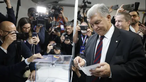 Joan Laporta al momento de ejercer su voto en elecciones presidenciales en F. C. Barcelona 