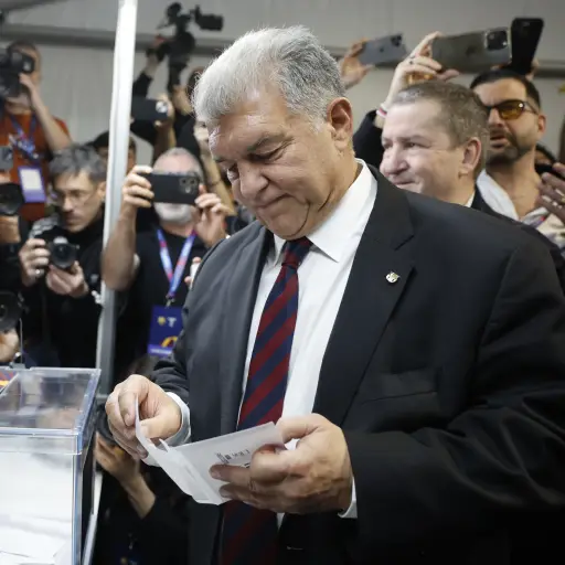 Joan Laporta al momento de ejercer su voto en elecciones presidenciales en F. C. Barcelona 