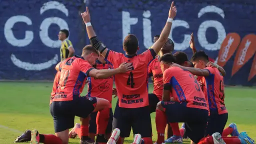 Municipal celebrando en El Trébol ante Aurora 