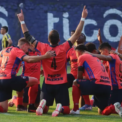 Municipal celebrando en El Trébol ante Aurora 