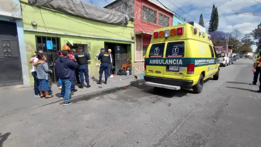 Familiares identificaron al fallecido tras el ataque armado en zona 1. ,Bomberos Municipales
