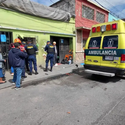 Familiares identificaron al fallecido tras el ataque armado en zona 1. ,Bomberos Municipales