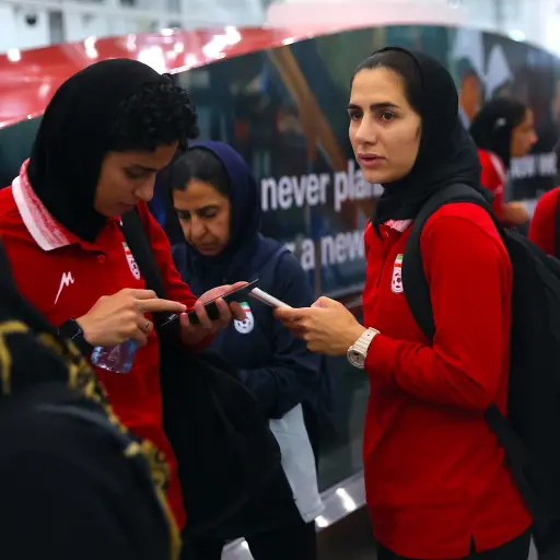 Jugadoras de la selección femenina de fútbold e Irán en el aeropuerto en Kuala Lumpur, este miércoles