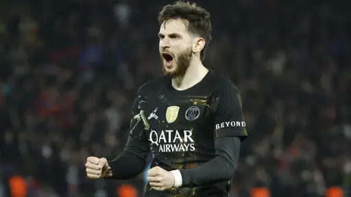 Khvicha Kvaratskhelia del PSG celebra el 4-2 durante el partido de ida de los octavos de final de la UEFA Champions League