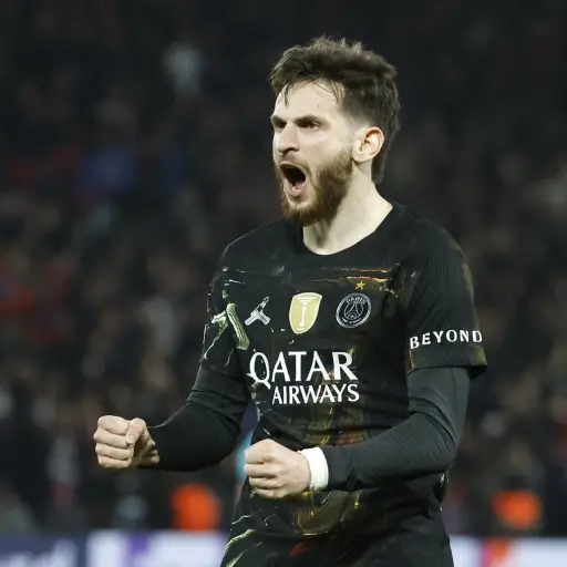 Khvicha Kvaratskhelia del PSG celebra el 4-2 durante el partido de ida de los octavos de final de la UEFA Champions League