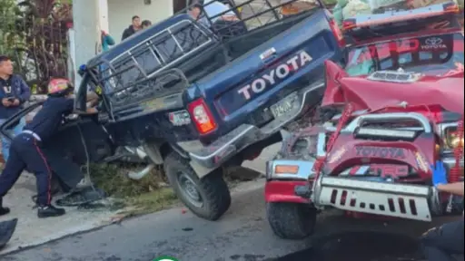 Los vehículos chocaron en San Rafael Pie de la Cuesta. ,Bomberos Municipales Departamentales