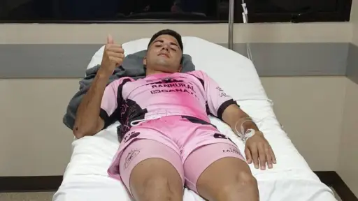 Facundo González en un centro asistencial donde fue atendido tras un golpe en la cabeza