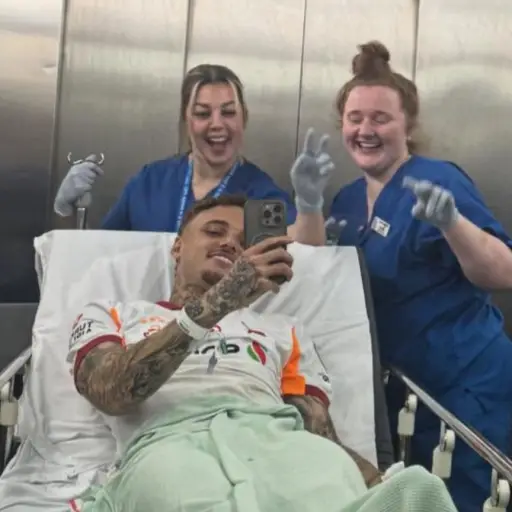 Noa Lang al salir de su intervención quirúrgica este jueves 