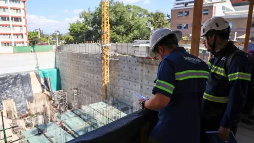 Delegados del Ministerio de Trabajo realizaron una diligencia en el área de construcción de zona 14 donde quedaron soterrados varios trabajadores. ,Mintrab