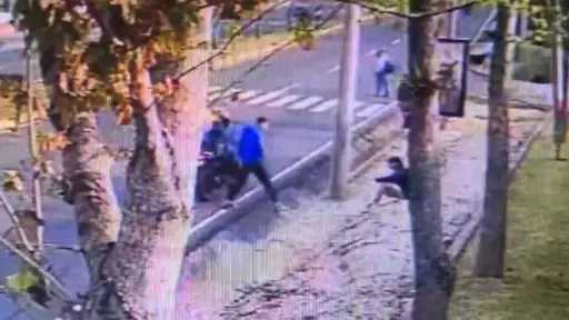 Las imágenes muestran como la víctima fue atacada de forma sorpresiva. ,Captura de pantalla. 