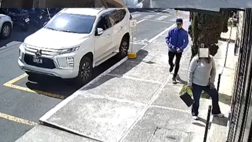 La mujer fue victima de asalto, mientras esperaba para entrar a una residencia de Ciudad San Cristóbal, zona 8 de Mixco. ,Captura de pantalla. 