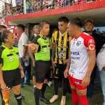 Imagen del árbitro central dialogando con los capitanes de Mictlán y Aurora - CSD Mictlán