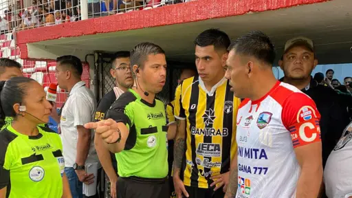 Imagen del árbitro central dialogando con los capitanes de Mictlán y Aurora - CSD Mictlán