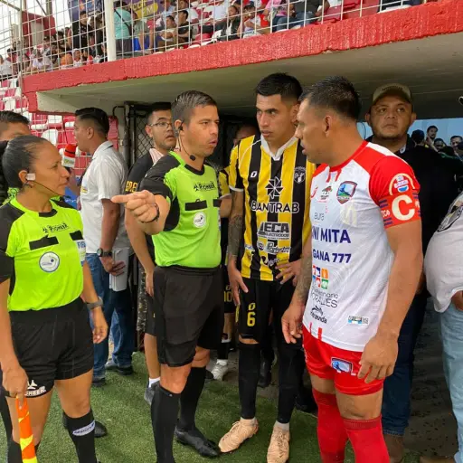 Imagen del árbitro central dialogando con los capitanes de Mictlán y Aurora - CSD Mictlán