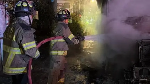 Los bomberos aplicaron más de 1 mil 800 galones de agua para apagar el incendio del tráiler en ruta al Atlántico. ,Bomberos Voluntarios
