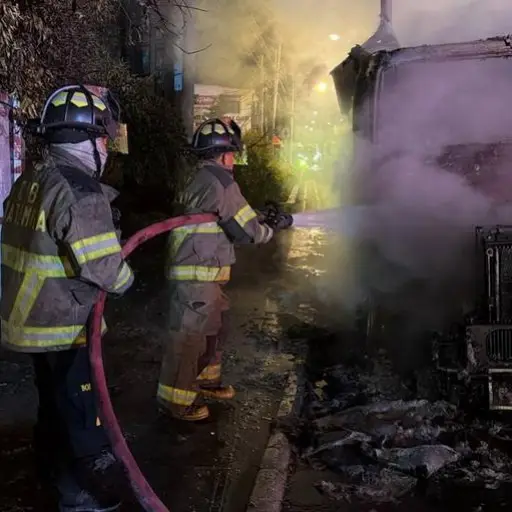 Los bomberos aplicaron más de 1 mil 800 galones de agua para apagar el incendio del tráiler en ruta al Atlántico. ,Bomberos Voluntarios