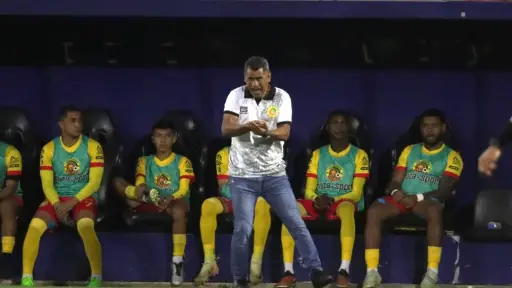 Leonel Noriega dirigiendo a Marquense ante Municipal 