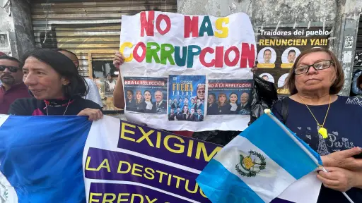 Ciudadanos guatemaltecos protestan en las afueras del Congreso, previo a la elección de magistrados de la Corte de Constitucionalidad. ,Omar Solís/Emisoras Unidas