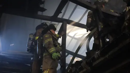 Bomberos Voluntarios verifican un incendio que se reactivó en unas bodegas de la zona 3. ,Bomberos Voluntarios.