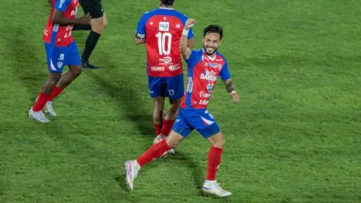 Raúl Calderón celebra gol en el estadio Mario Camposeco de Quetzaltenango 