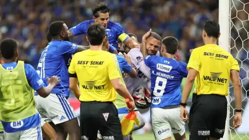 Pelea entre jugadores del Cruzeiro y el Atlético Mineiro - GE Globo