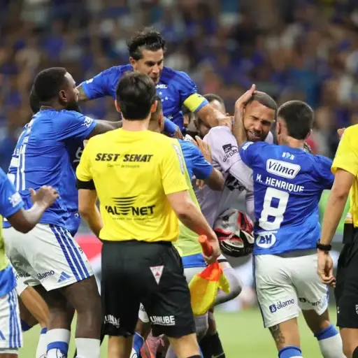 Pelea entre jugadores del Cruzeiro y el Atlético Mineiro - GE Globo