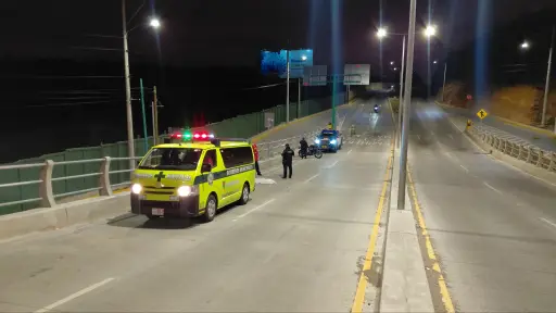 El accidente donde murió un motorista ocurrió en el puente Las Tunas, Mixco. ,Bomberos Municipales