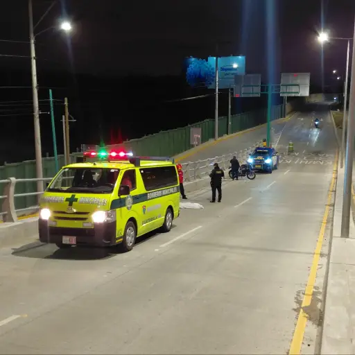 El accidente donde murió un motorista ocurrió en el puente Las Tunas, Mixco. ,Bomberos Municipales