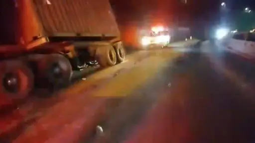El tráiler impactó contra dos postes y los derribó. ,PMT de Villa Nueva