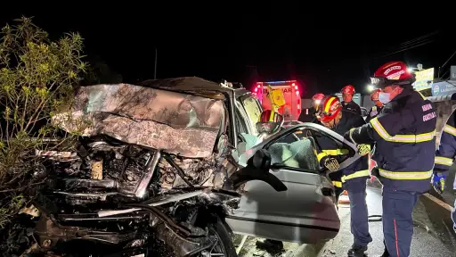 Uno de los vehículos involucrados en el accidente ocurrido en el Km. 40.5 de la ruta Interamericana. ,Bomberos Municipales Departamentales