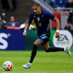 Raphinha salió lesionado del duelo Francia vs. Brasil 