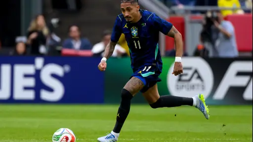 Raphinha salió lesionado del duelo Francia vs. Brasil 