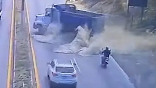Camión sin frenos en ruta al Pacífico.  ,Captura de pantalla video de Facebook.