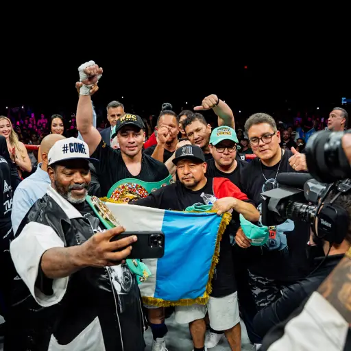 Lester Martínez celebra su victoria ante Immanuwel Aleem - ProBox TV