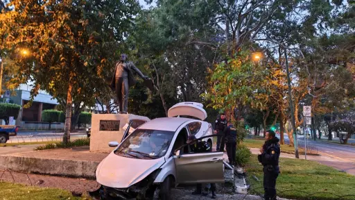 El carro empotrado fue asistido por autoridades, en plena Avenida Reforma, zona 10. ,PMT de Guatemala.