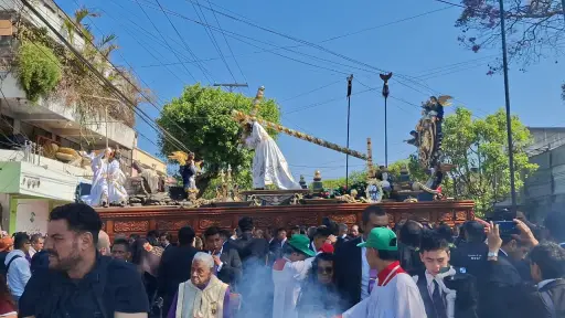 Fieles llevan en hombros a Jesús Nazareno Redentor de los Cautivos por las calles de la zona 1 capitalina. ,Alex Meoño.
