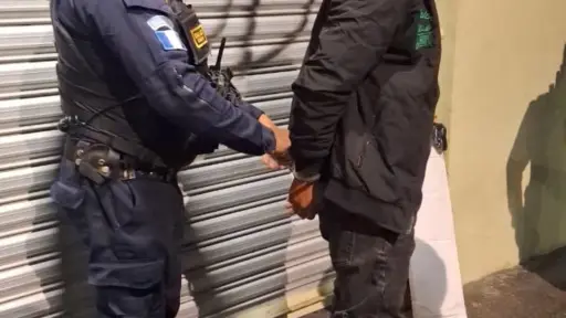 El sospechosos fue conducido hacia la Torre de Tribunales tras ser sorprendido en el acto. ,PNC de Guatemala.