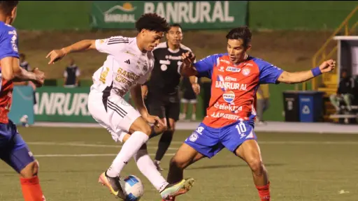 Partido entre Comunicaciones y Xelajú MC en el Estadio Cementos Progreso - Alex Meoño