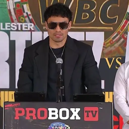 Lester Martínez en conferencia de prensa