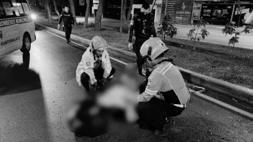 Paramédicos reportaron que el joven de unos 25 años falleció por politraumatismo general. ,Bomberos Municipales. 