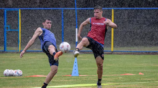 Desconocidos lanzaron artefactos pirotécnicos durante una práctica del Sportivo Luqueño en Paraguay - Sportivo Luqueño