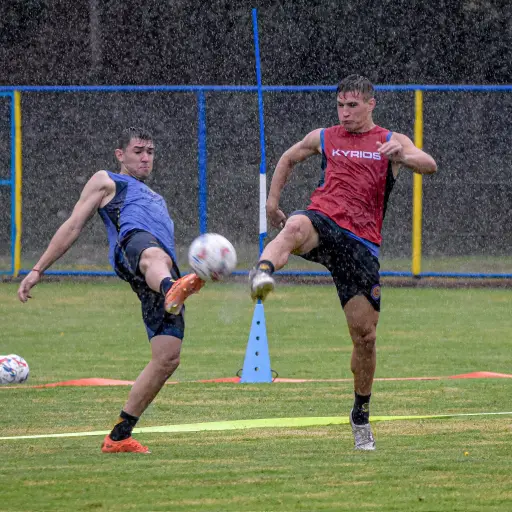 Desconocidos lanzaron artefactos pirotécnicos durante una práctica del Sportivo Luqueño en Paraguay - Sportivo Luqueño
