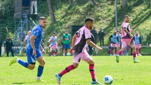 Acción del Cobán Imperial vs. Mixco en el estadio José Ángel Rossi 