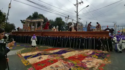Jesús Nazareno del Consuelo es llevado en hombros por 120 feligreses. ,Alex Meoño 
