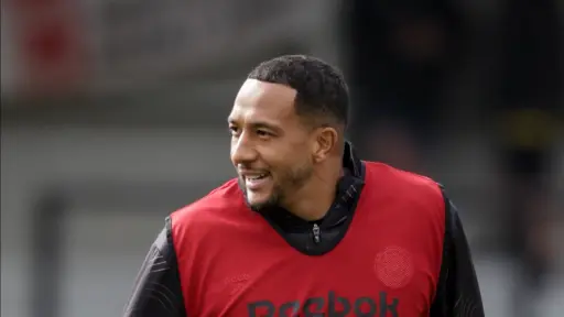 Nathaniel Méndez-Laing volvió a sumar minutos tras varios meses lesionado - MK Dons