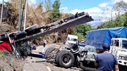 Un camión y dos carros sedán chocaron en la carretera a El Salvador. ,Bomberos Voluntarios.