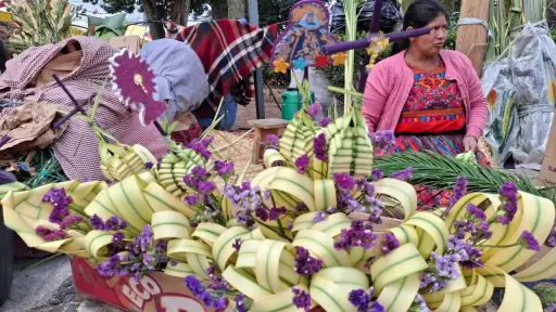 Las comerciantess ofrecen distintos tipos de ramos, a diferentes precios. ,Alex Meoño 